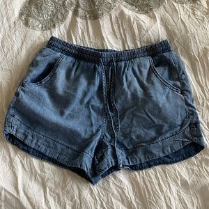 Soft Loose-fitting Jean Shorts